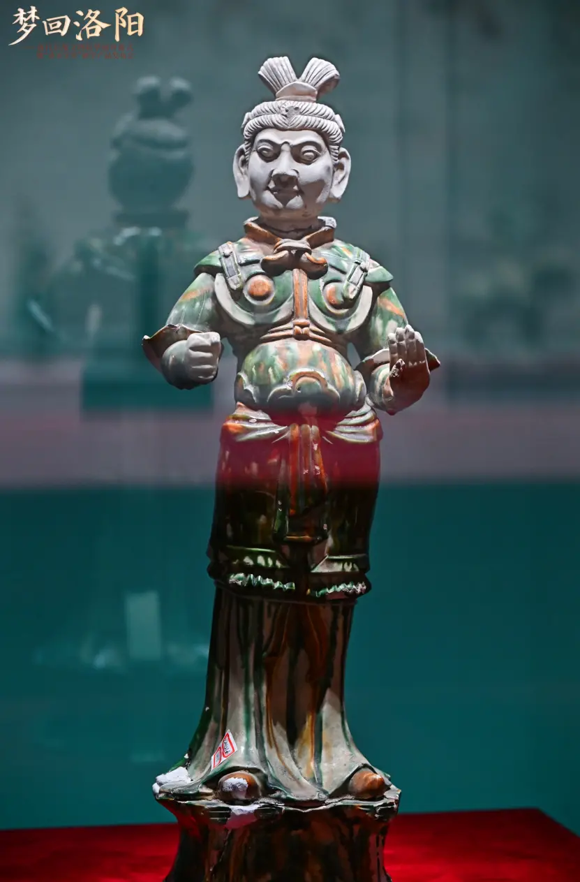 三彩胡服武士俑