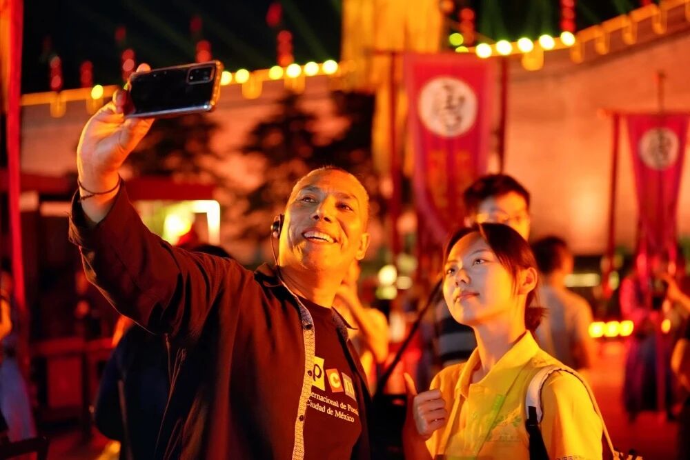 �μ�2025�����ഺʫ�������ʫ�˺��й�ʫ�������������Źۿ���ӭ��ʽ��ͼΪī����ʫ����Ŭ���������������ڻ�ӭ��ʽ����־Ը�ߺ�Ӱ