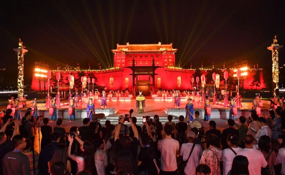 9��14������һ���������ϵĻ�ӭ��ʽ������������ʢ�󿪳�����ӭ�μ�2025�����ഺʫ�������ʫ�˺��й�ʫ�ˡ�